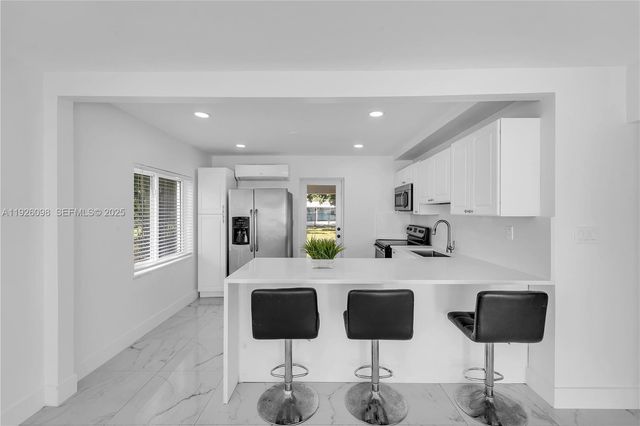 2431 Coolidge St, Hollywood, FL 33020