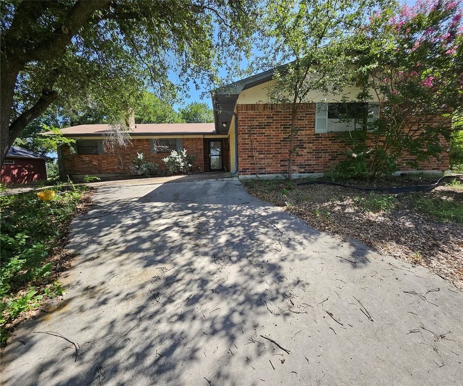 416 Half Moon Way, Runaway Bay, TX 76426