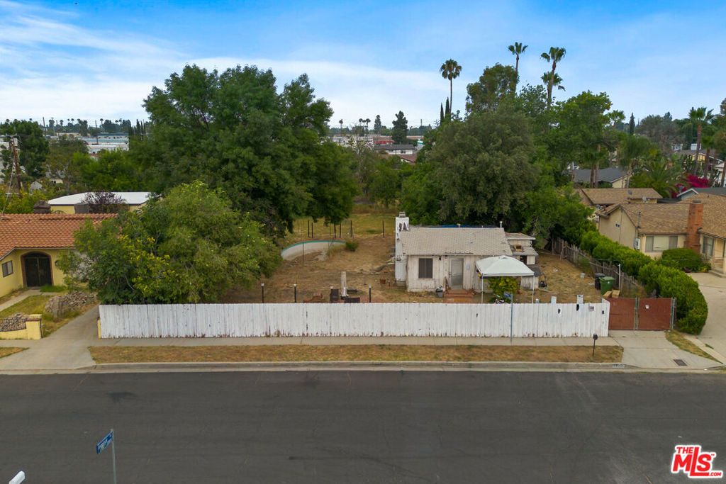 Image 2 of property listing at 7800 Jordan Avenue, Los Angeles, CA 91304