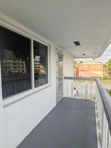 100 E Kingswood E, West Palm Beach, FL 33417