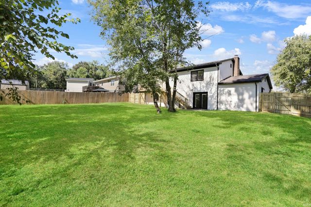 7455 Oakpark Drive, Newburgh, IN 47630