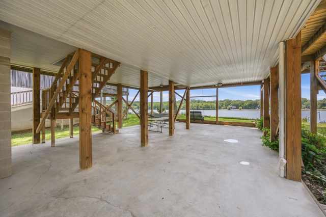 1728 Yarbro Landing Ln, Decaturville, TN 38329