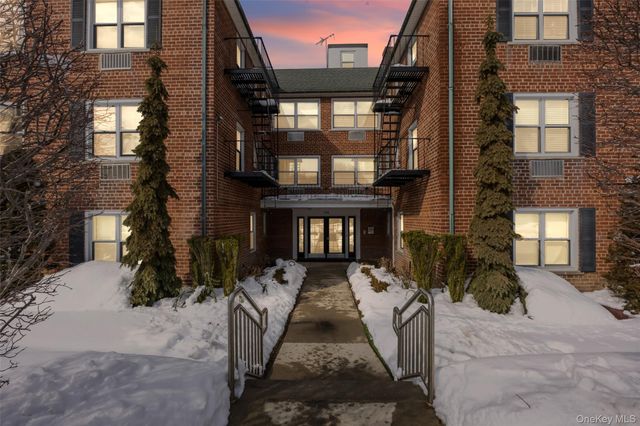 124 S Park Ave 2-S, Rockville Centre, NY 11570