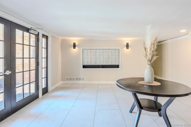 124 S Park Ave 2-S, Rockville Centre, NY 11570