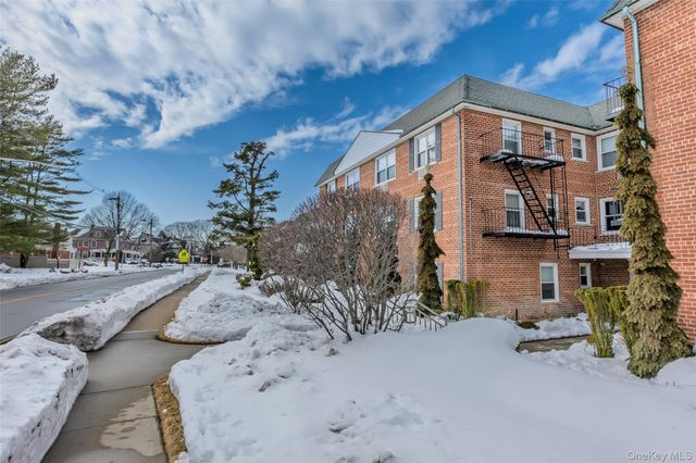 124 S Park Ave 2-S, Rockville Centre, NY 11570