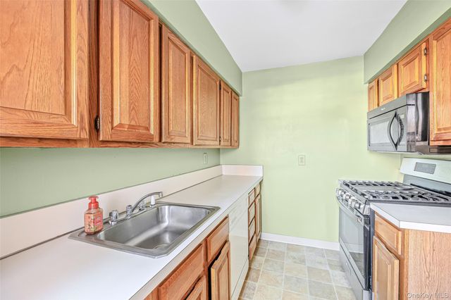 124 S Park Ave 2-S, Rockville Centre, NY 11570