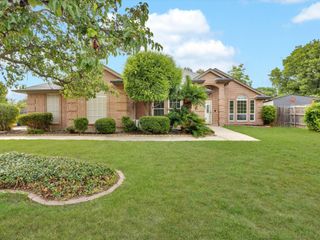 8569 Woodlake Circle, Fort Worth, TX 76179