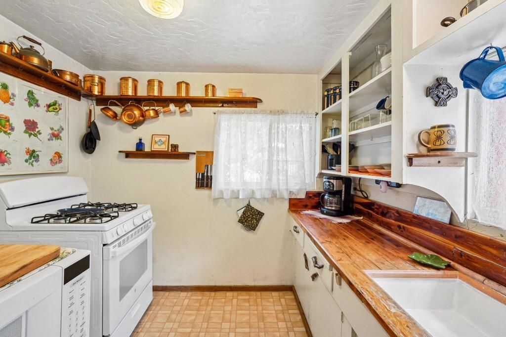 Image 11 of property listing at 24765 Schaffer Drive, Idyllwild, CA 92549