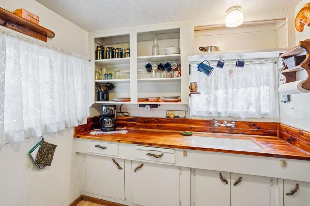 Image 12 of property listing at 24765 Schaffer Drive, Idyllwild, CA 92549