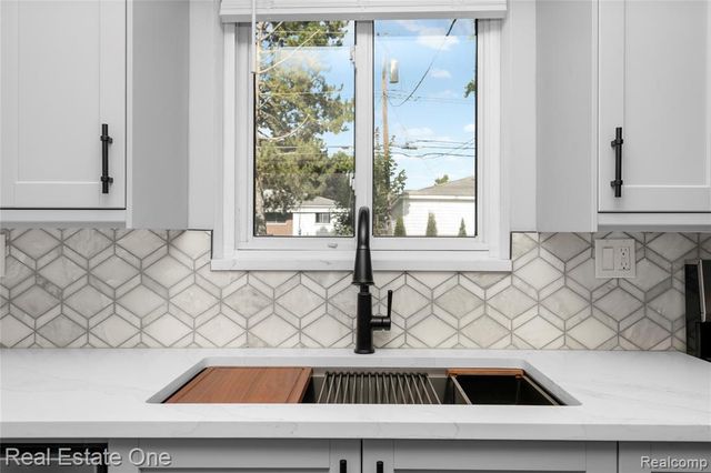 5011 Thorncroft Avenue, Royal Oak, MI 48073