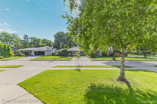 5011 Thorncroft Avenue, Royal Oak, MI 48073