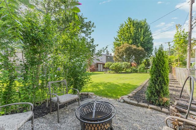 5011 Thorncroft Avenue, Royal Oak, MI 48073