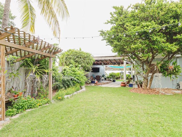 160 Ridge St, Tavernier, FL 33070