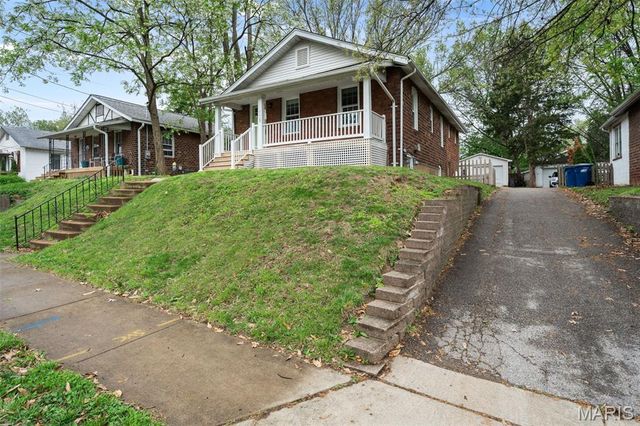 7420 Richmond Place, Maplewood, MO 63143