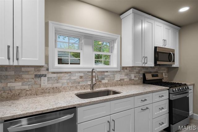 7420 Richmond Place, Maplewood, MO 63143