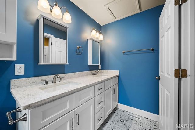7420 Richmond Place, Maplewood, MO 63143