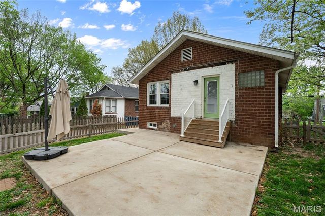 7420 Richmond Place, Maplewood, MO 63143