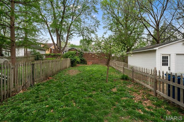 7420 Richmond Place, Maplewood, MO 63143