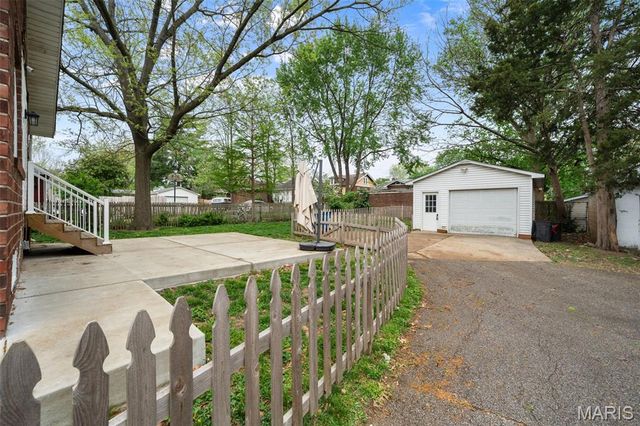 7420 Richmond Place, Maplewood, MO 63143