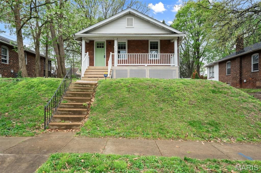 7420 Richmond Place, Maplewood, MO 63143