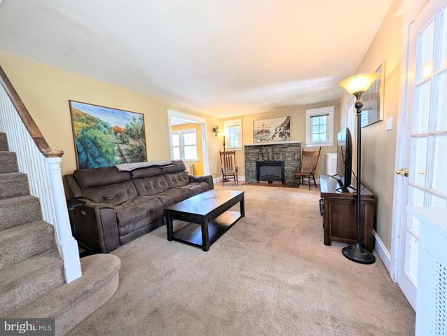 905 EDMONDS AVE, Drexel Hill, PA 19026