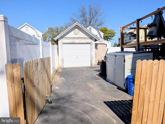 905 EDMONDS AVE, Drexel Hill, PA 19026