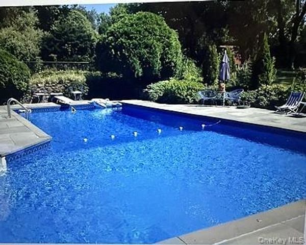 23 Hill House Lane, Glen Head, NY 11545