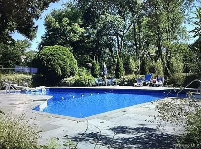 23 Hill House Lane, Glen Head, NY 11545