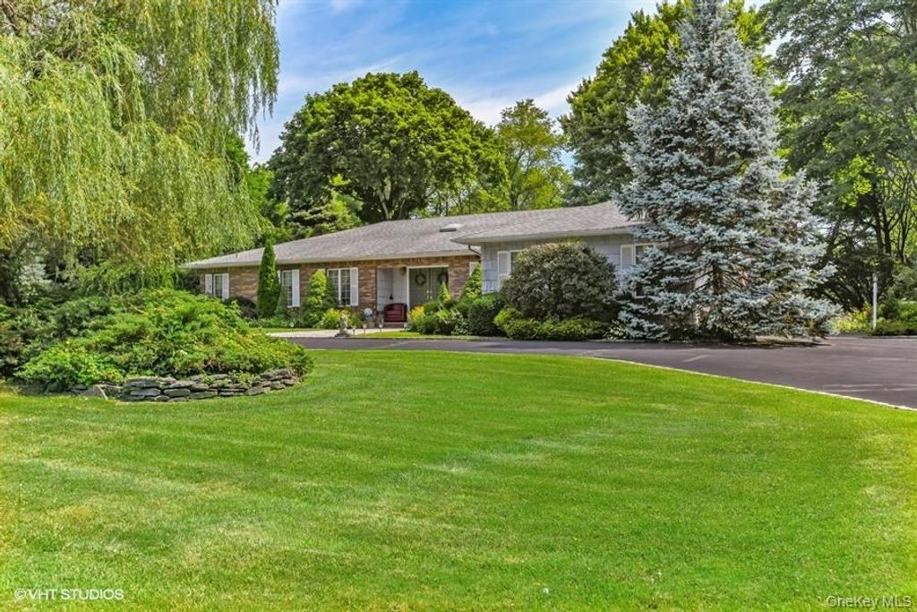 23 Hill House Lane, Glen Head, NY 11545
