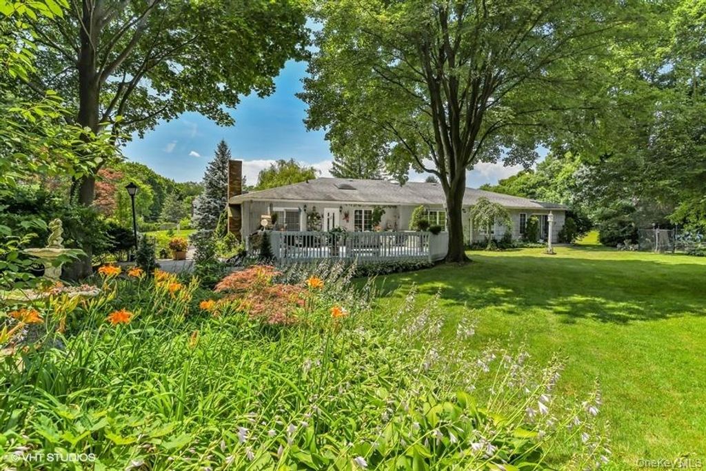 23 Hill House Lane, Glen Head, NY 11545 — photo 4