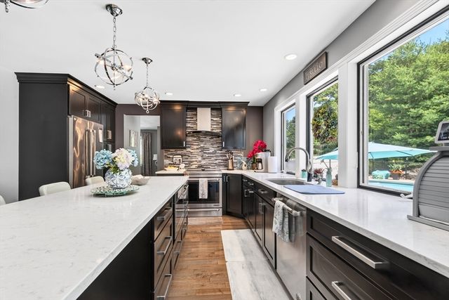 4 Waldingfield Lane, Peabody, MA 01960