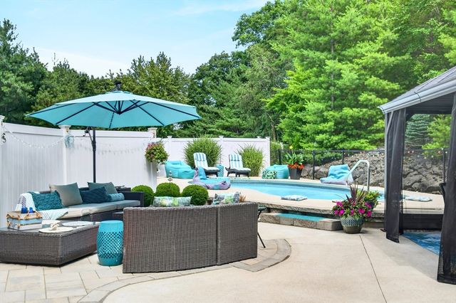4 Waldingfield Lane, Peabody, MA 01960