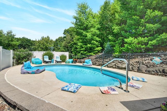 4 Waldingfield Lane, Peabody, MA 01960