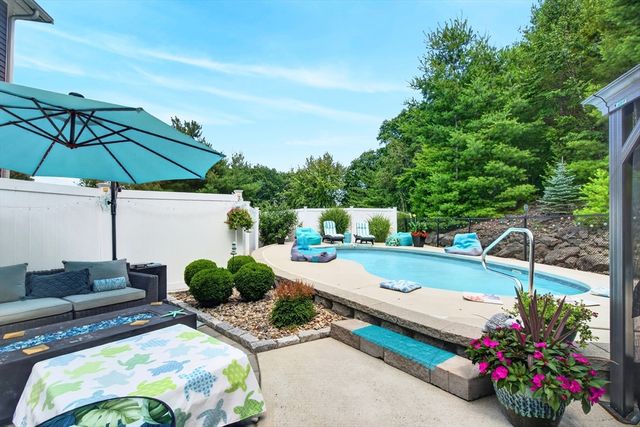 4 Waldingfield Lane, Peabody, MA 01960