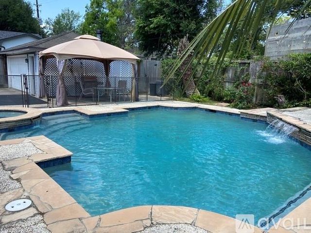 5232 Piping Rock Lane, Houston, TX 77056