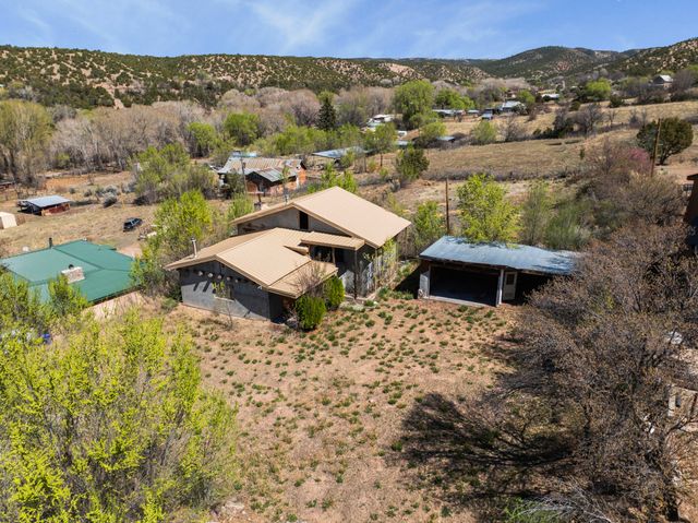 137 County Rd 83, Cordova, NM 87523