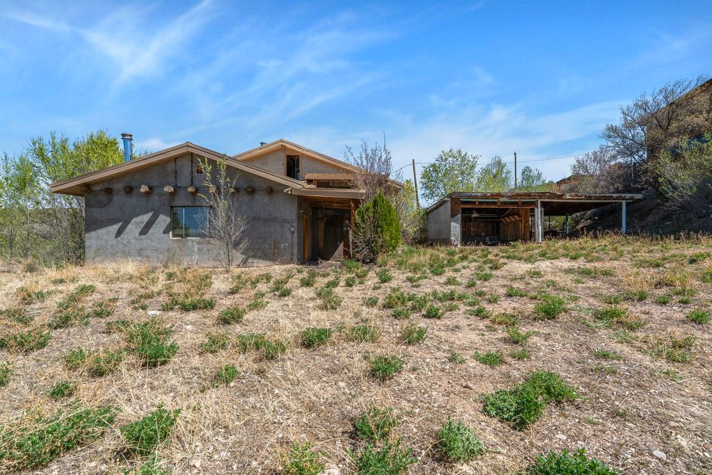 137 County Rd 83, Cordova, NM 87523