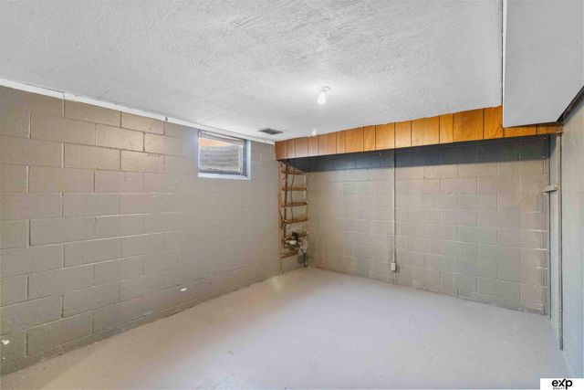 5517 Pioneers Boulevard, Lincoln, NE 68516