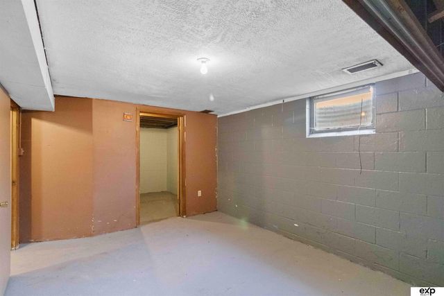 5517 Pioneers Boulevard, Lincoln, NE 68516