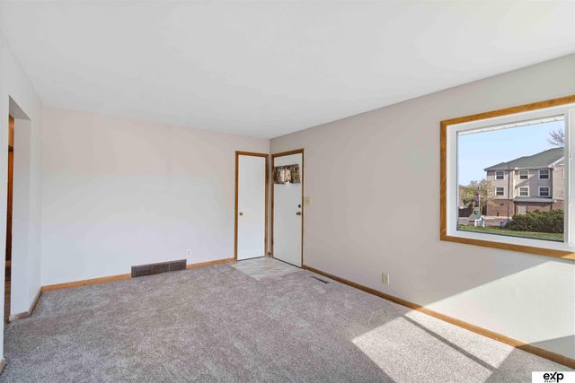 5517 Pioneers Boulevard, Lincoln, NE 68516