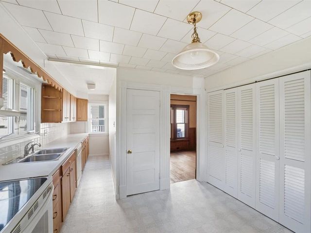 36 Henry Street, Burlington, VT 05401