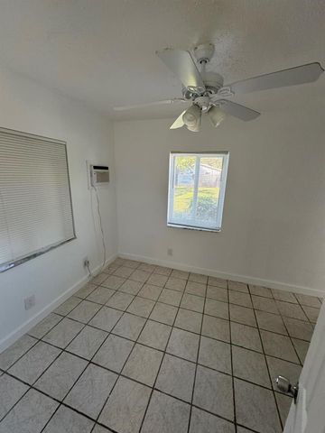 920 N Haverhill Road 5, Haverhill, FL 33415
