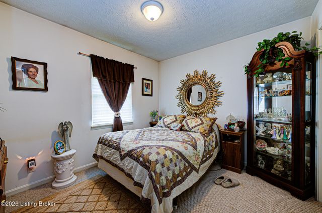 3807 Hillcross Dr, Louisville, KY 40229
