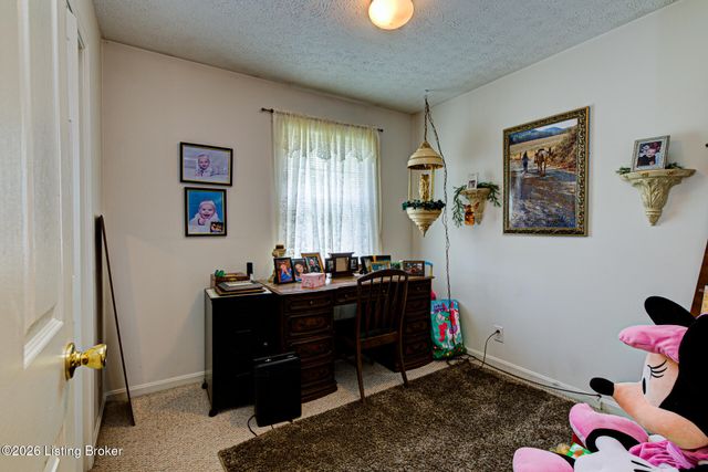 3807 Hillcross Dr, Louisville, KY 40229