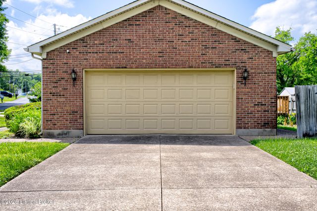 3807 Hillcross Dr, Louisville, KY 40229
