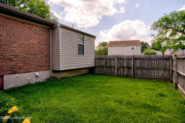 3807 Hillcross Dr, Louisville, KY 40229