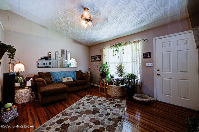 3807 Hillcross Dr, Louisville, KY 40229