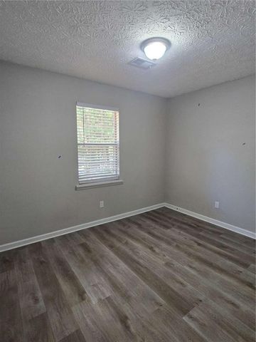 125 E Country Woods Drive E, Covington, GA 30016