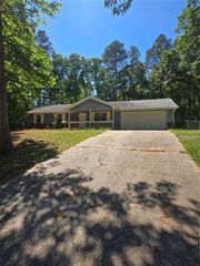 125 E Country Woods Drive E, Covington, GA 30016