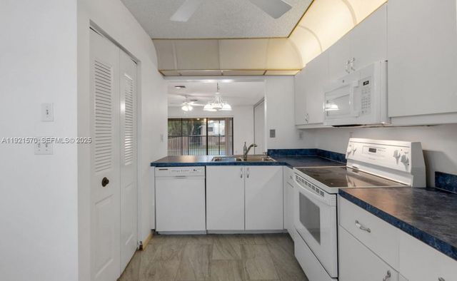 160 SE 7th St 405, Deerfield Beach, FL 33441